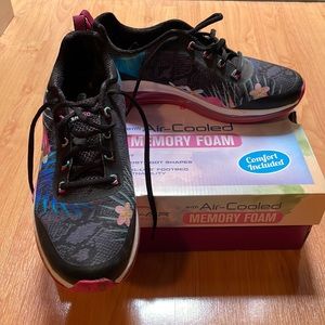 Sketch-Air Memory Foam Tennis Shoes.  Women’s Size 8.5. In Original Box. 🌸
